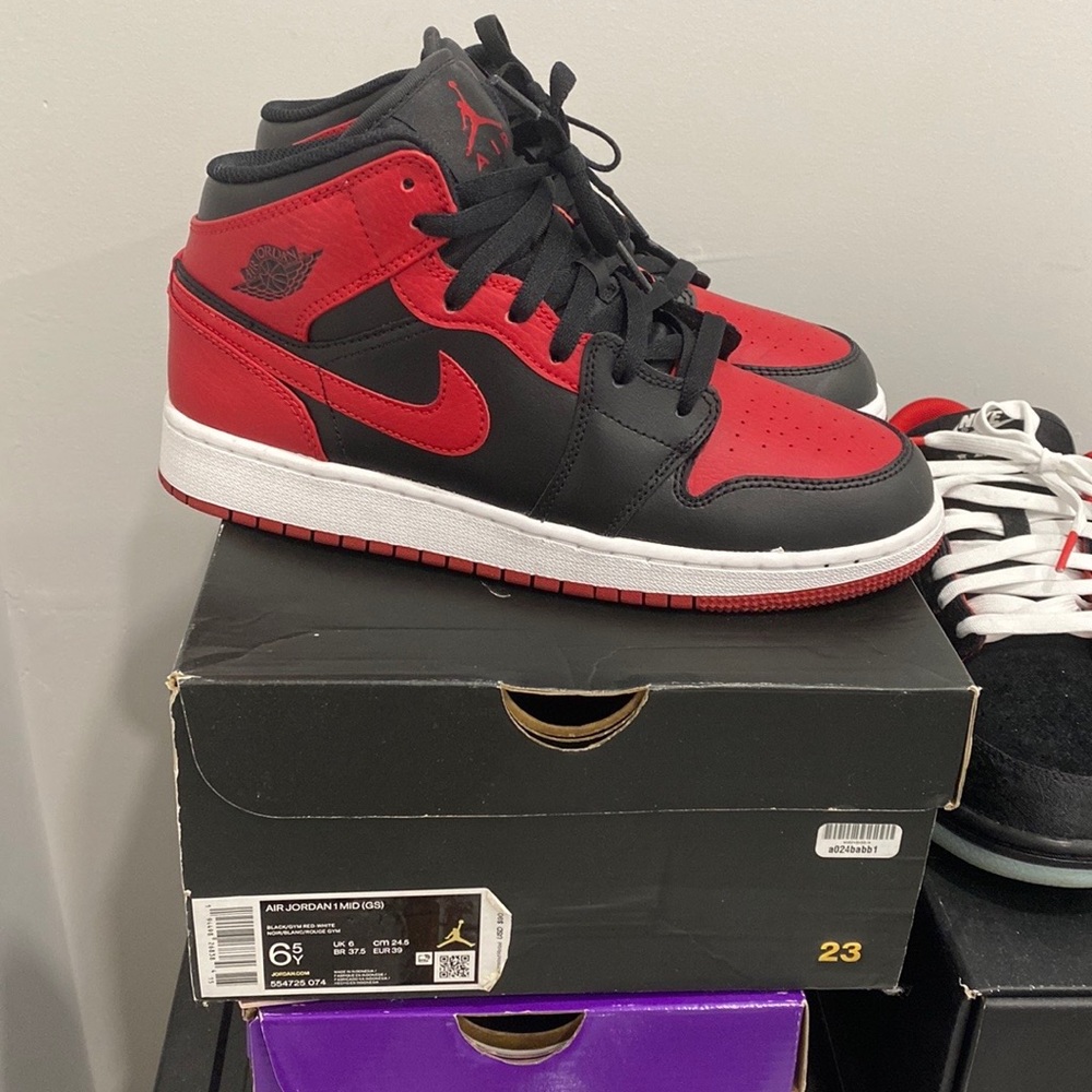 Jordan 1 mid banned